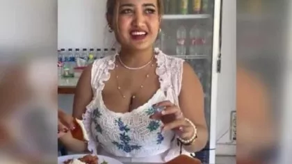 O femeie care s-a filmat mâncând șorici în Bali și a postat clipul...