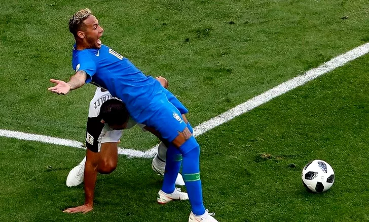 Neymar în duel cu un adversar