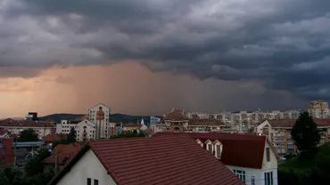Cod galben de furtuni in 32 de judete si in Bucuresti ANM anunta vijelii ploi torentiale si grindina Sa emis si o alerta de inundatii Update