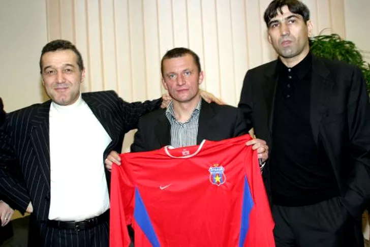 Victor Pițurcă alături de Gigi Becali și Dorinel Munteanu la prezentarea celui dun urmă ca jucătoer al Stelei (ianuarie 2004)