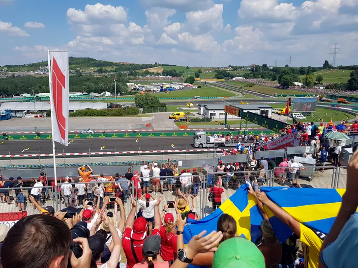 Marele Premiu de la Hungaroring viteză, show şi bani! Piloţii salută publicul dintr-un camion descoperit înainte de cursă