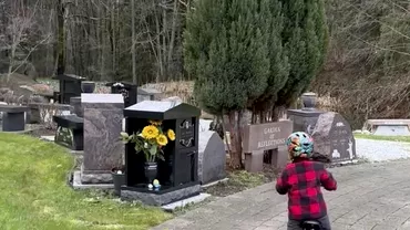 Imagini care te vor cutremura Ce a facut un baietel de 3 ani atunci cand a ajuns la mormantul mamei sale Bunica a filmat totul