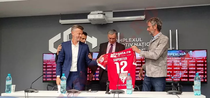 Ovidiu Burcă le-a dăruit în mod simbolic tricoul cu numărul lui 12 fanilor lui Dinamo care au salvat clubul de la faliment