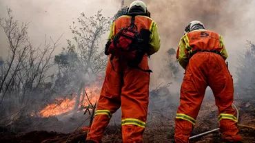 Sate intregi evacuate in vestul Spaniei din cauza incendiilor forestiere Sute de pompieri si soldati se lupta cu flacarile