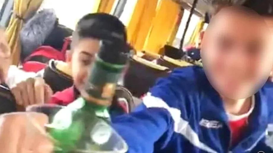 Situatie incredibila in autocarul echipei U15 a CSA Steaua Copiii si parintii petrec cu whisky si manele