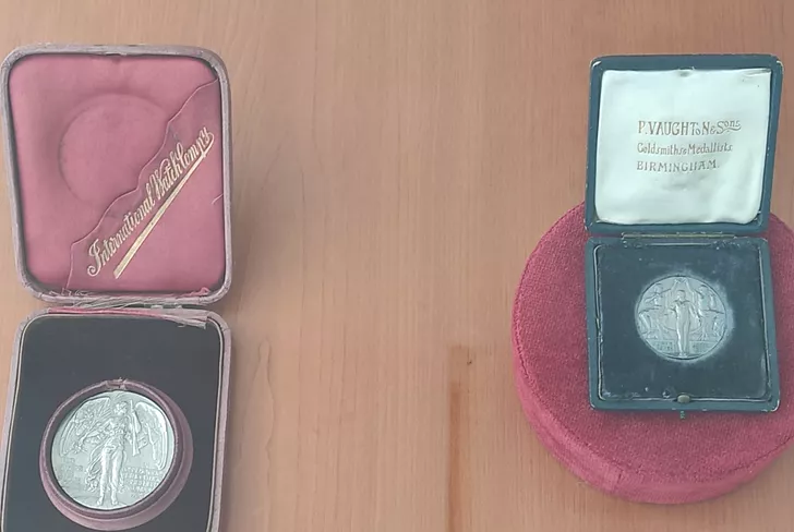 Așa arată unele dintre cele mai vechi medalii de la Jocurile Olimpice existente într-o colecție. Sursă foto: Fanatik