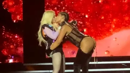 Imagini incendiare. Madonna s-a sărutat cu o cântăreață de rap pe scenă. GALERIE...