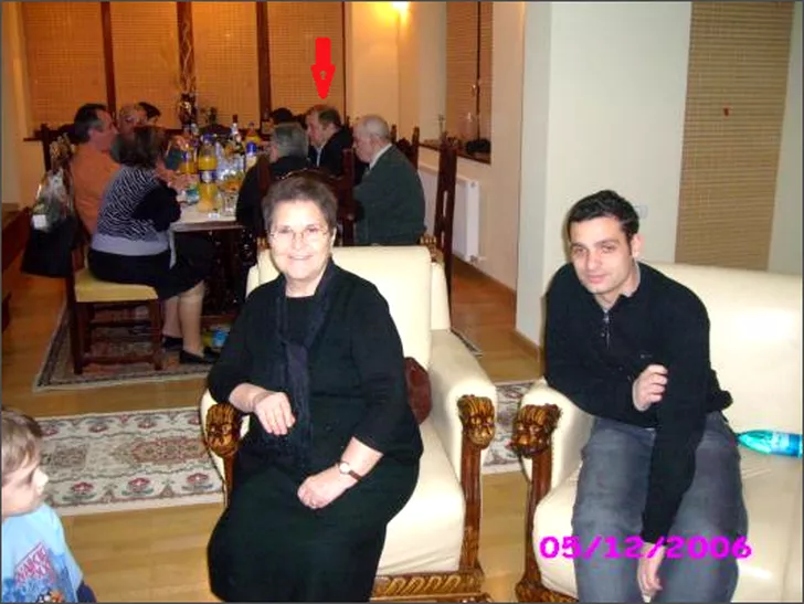 Mihai Teja alături de familia sa în 2006, de Sfântu Nicolae. Virgil Becali este marcat cu săgeată roșie. Sursă foto: libertatea