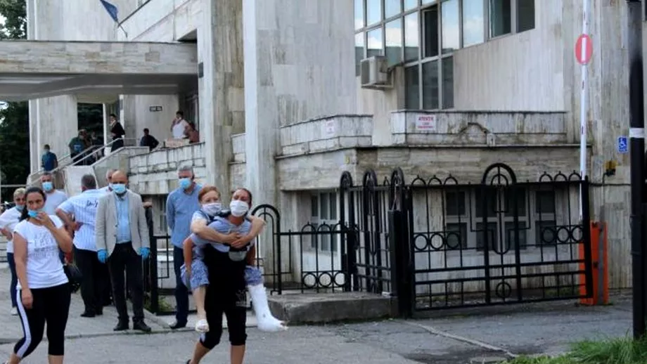 Scene incredibile la Targu Jiu O femeie cu piciorul in ghips a fost dusa in spate de fiica ei pentru ca medicii iau refuzat internarea