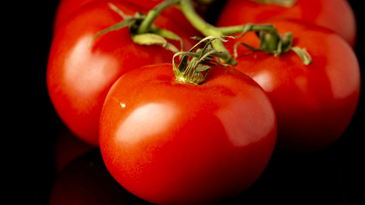Cum recunoști roșiile tratate cu pesticide din piață sau supermarket. Când ai cele mai mari șanse să cumperi fructe și legume cultivate natural