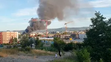 Incendiu puternic la Cluj Napoca Trei case au fost afectate mai multe masini distruse Focul a fost stins Update