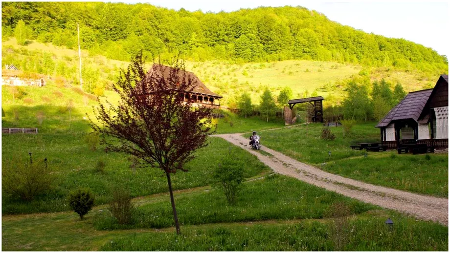 Satul unic din Romania cu peisaje deosebite si multa liniste Ai parte de cea mai relaxanta vacanta din viata ta putini stiu de el