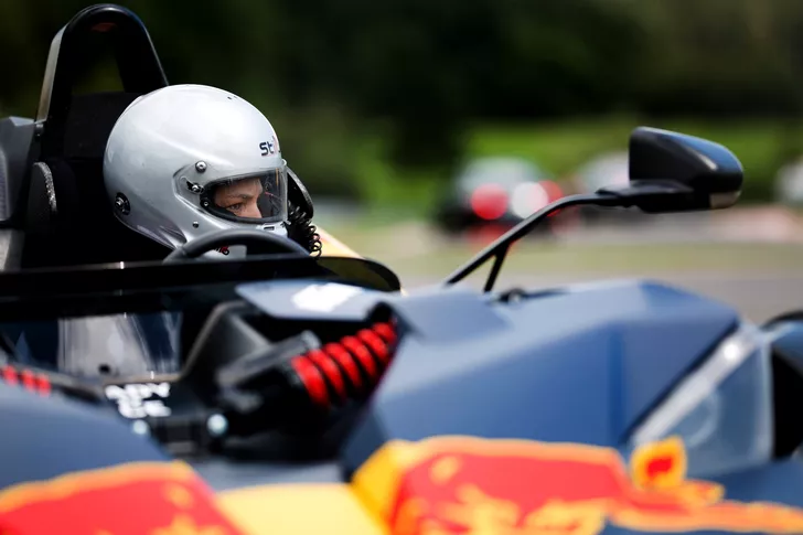 Cristina Neagu, la volanul unei maşini de Formula 1