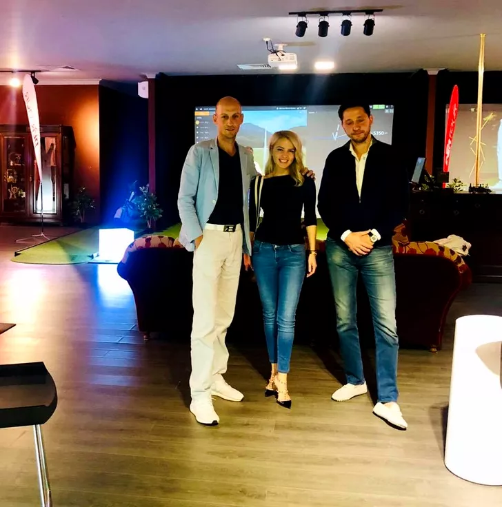 Adrian Sasu (stânga) a avut o invitată care știe cu se „mănâncă” golful: Theodora Popa, managerul celui mai mare club de golf din România , Theodora Golf Club de lângă Alba Iulia