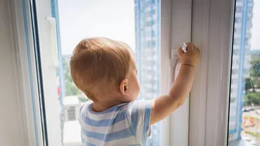 Clipe de panica la Cluj un copil de 2 ani a cazut de la etaj Sora lui ia implorat pe vecini sa sune la 112 pentru ca mama sa e surdomuta