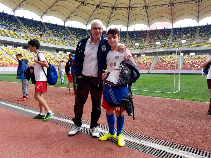 Cătălin Crișan cu fiul lui, Raris, pe stadion. Sursa foto: arhiva personală. 