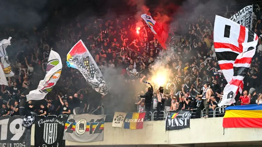 Atmosfera de zile mari in CFR  U Cluj Fanii sepcilor rosii spectacol pirotehnic pe stadion Video