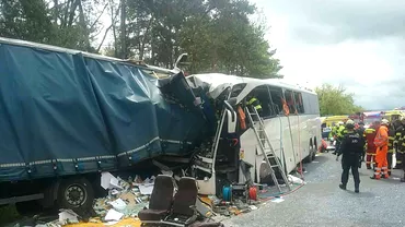 Accident grav cu aproape 60 de victime in Slovacia Un autocar maghiar plin cu pasageri a intrat in camionul condus de un roman