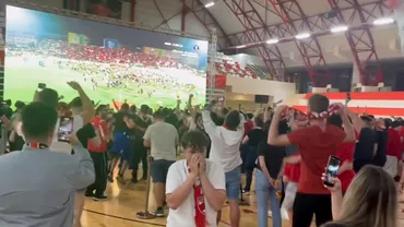 Fanii cainilor au urmarit returul barajului cu FC Arges pe un ecran urias montat in Sala Dinamo Unde continua petrecerea duminica Video