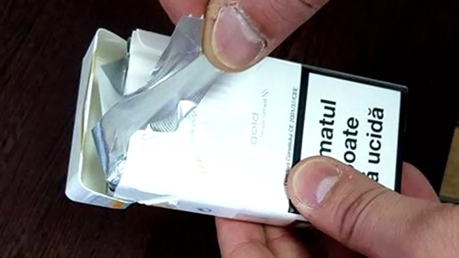 Pare inutila si toti fumatorii o arunca La ce foloseste de fapt ENERVANTA FOLIE din pachetul de tigari