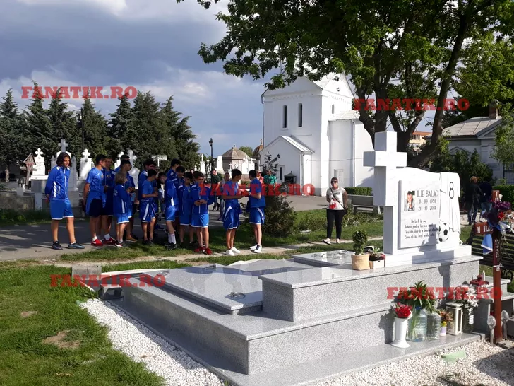 Nepotul lui Ilie Balaci, Atanas, la mormântul bunicului său alăturii de coechipierii de șla grupa de juniori a clubului Daco-Getica București