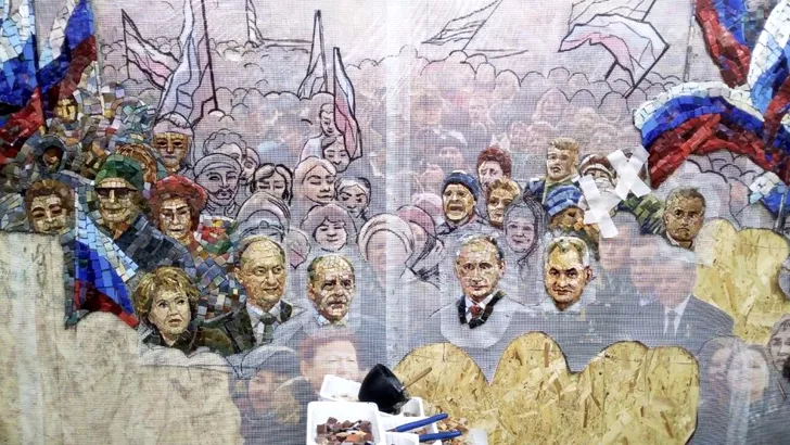 Mozaicul din interiorul bisericii, cu Putin în prim plan
