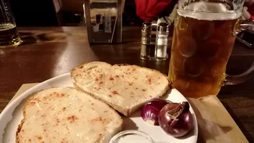 Cat a platit un turist din Cluj pe o felie de pita cu untura A crezut ca e o eroare cand a primit nota