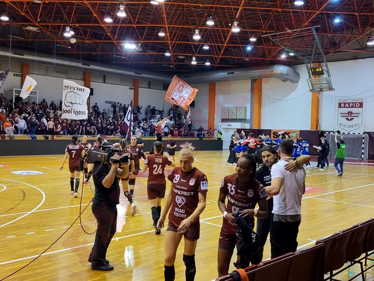 CSM Bucureşti câştigă cu 28-27 meciul cu Rapid