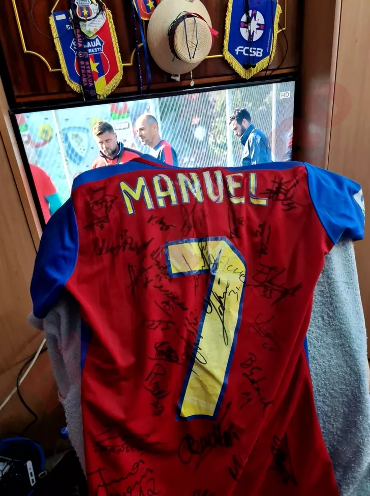 Tricoul personalizat primit de Manuel Dogaru și semnat de toți jucătorii FCSB-ului