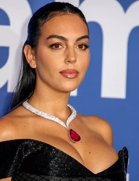 Georgina Rodriguez aparitie spectaculoasa la Saptamana Modei de la Paris Cum a defilat iubita lui Ronaldo Video