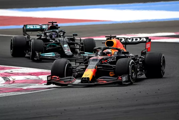 Max Verstappen și Lewis Hamilton în cursa din Franța