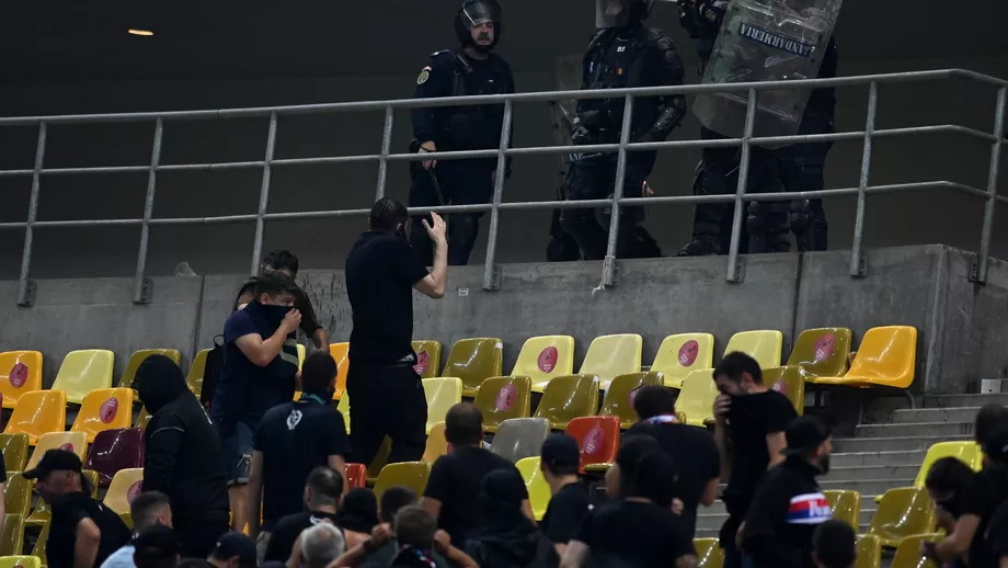 Noi imagini de la bataia dintre fortele de ordine si Peluza Sud la Dinamo  Steaua 12 Cum iau pus in dificultate ultrasii pe jandarmi Video