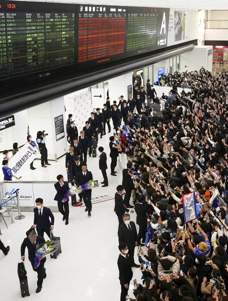 Jucătorii Japoniei au fost așteptați de sute de fani la aeroport. Sursă foto: FIFA. 