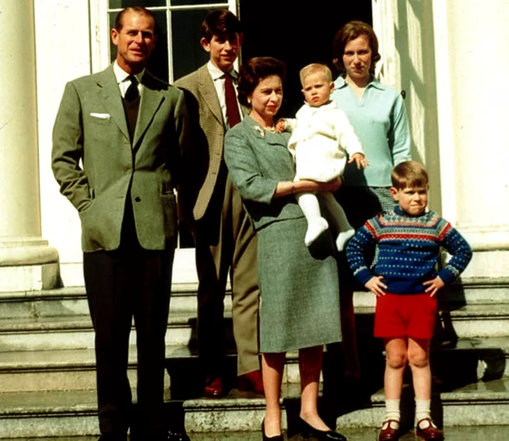 Prințul Philip și Regina Elisabeta II-a, alături de cei patru copii ai lor