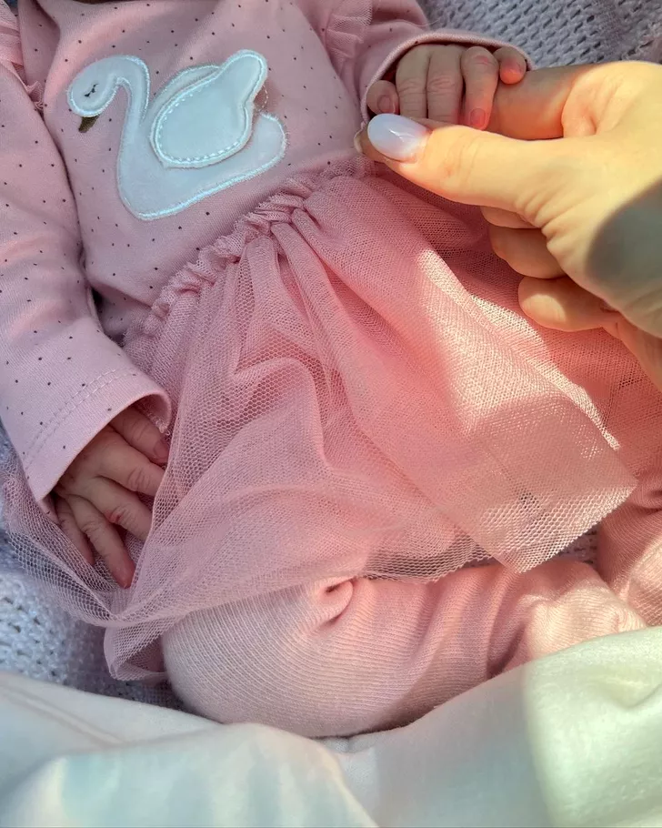 maria iordănescu a născut fetiță rochiță roz mână