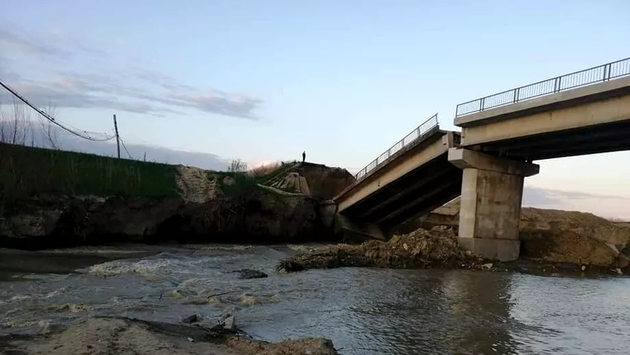 Pod din Vrancea aflat in reabilitare prabusit peste raul Putna Autoritatile dau vina pe ploi Reactia unui fost ministru