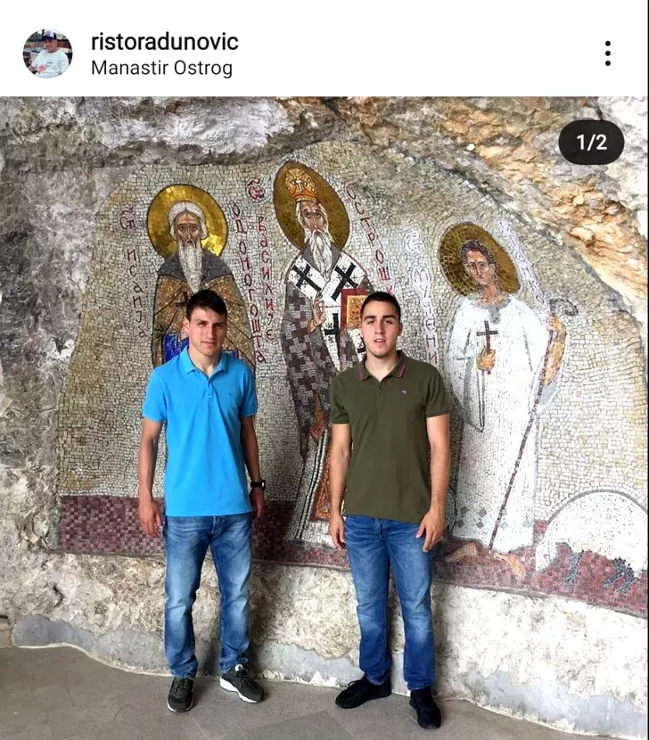 Risto Radunovic la mânăstirea Ostrog. Sursă foto: Instagram Risto Radunovic