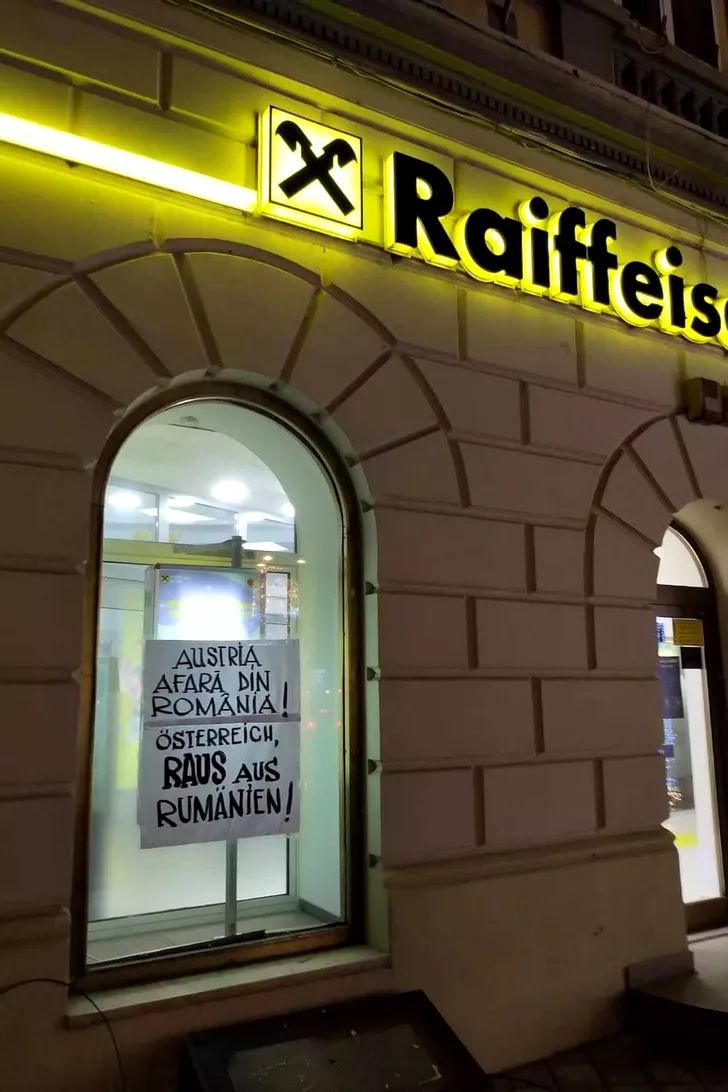 Mesajul care a apărut în geamul unei sucursale Raiffeisen Bank din Brașov. Sursă foto: Facebook