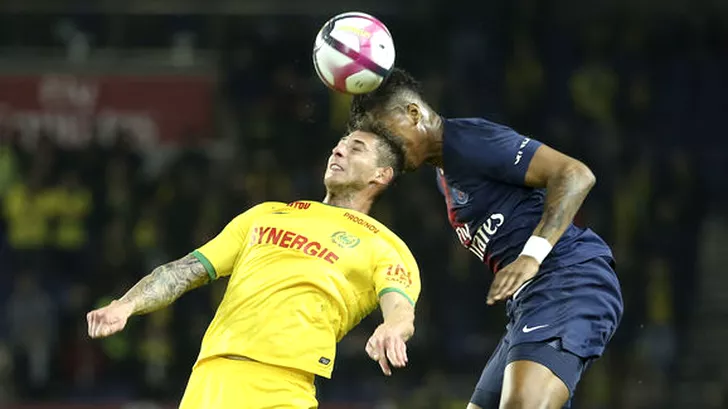 Emiliano Sala într-un duel aerian pentru balon cu Presnel Kimpembe într-un meci FC Nantes - PSG