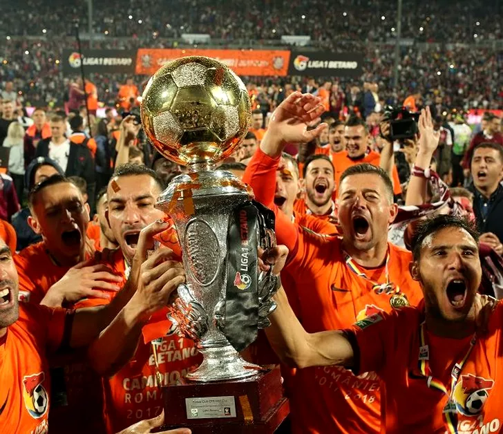 Bucurie mare cu tricourile și cupa de campioană: CFR Cluj a câștigat al patrulea titlu de campioană, pentru care a cheltuit în jur de 15 milioane de euro