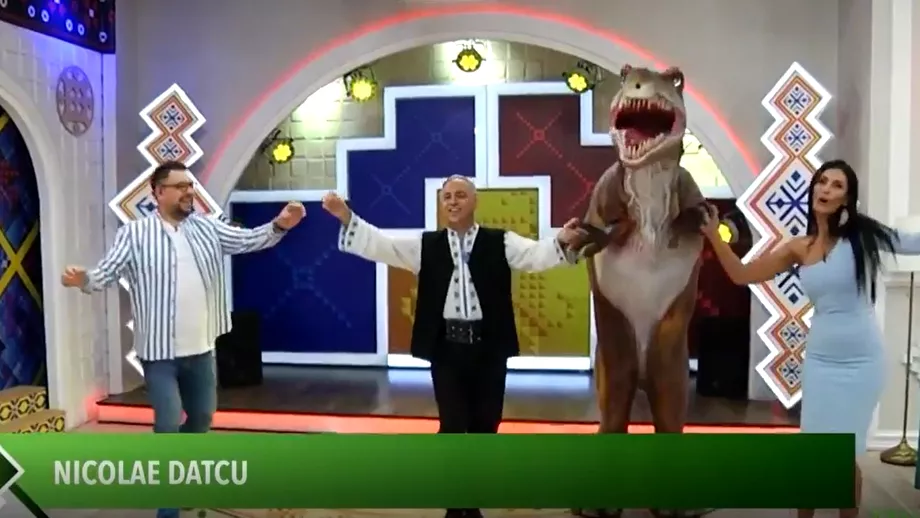 Imagini virale la Etno TV Au facut hora cu un dinozaur la matinal