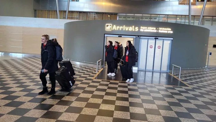 Handbalistele României, pe aeroportul din Billund. Sursa: Fanatik
