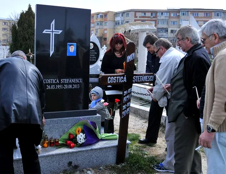 Cinci ani de la dispariția lui Costică Ștefănecu! Foștii colegi din Craiova Maxima depun o coroană de flori la mormântului fostului mare internațional