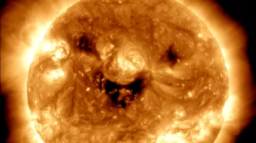 NASA a surprins o imagine cu soarele zambind Explicatia fenomenului si ce ar putea provoca pe Pamant