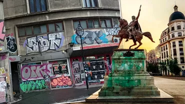 Monumentele istorice ale Bucurestiului sunt sufocate de graffiti Cate milioane de euro costa indepartarea desenelor