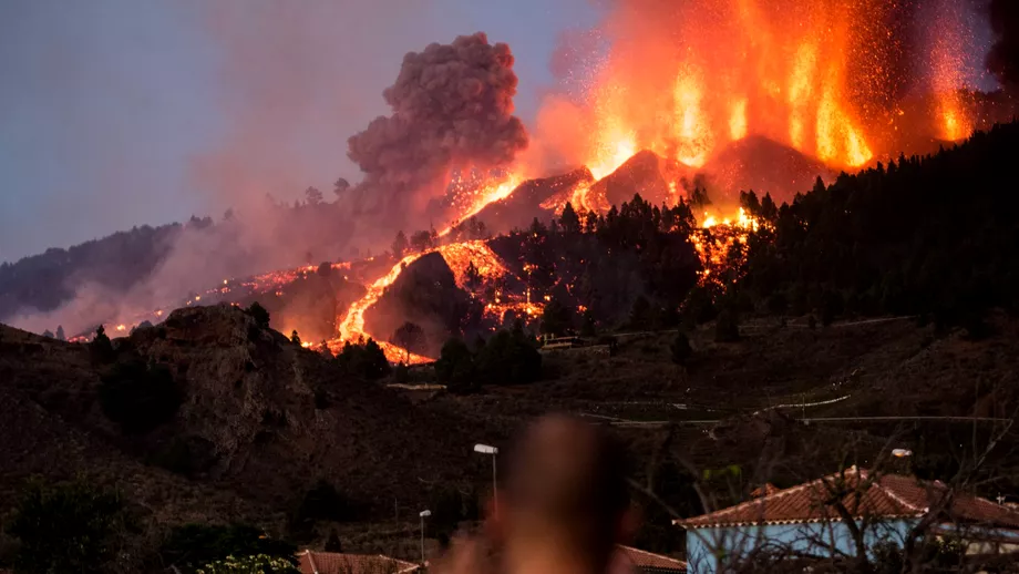 Vulcanul din La Palma eruptie spectaculoasa dupa 50 de ani Mii de oameni au fost evacuati 50 de romani se afla pe insula Video Update
