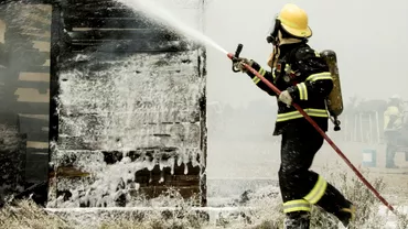 Salarii pompieri in 2023 in Romania Pentru cati bani isi risca viata eroii care se lupta cu flacarile