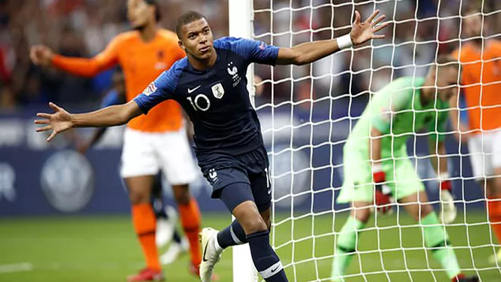 Kylian Mabappe sărbătorește deschiderea scorului în meciul Franța - Olanda 2-1 din Liga Națiunilor