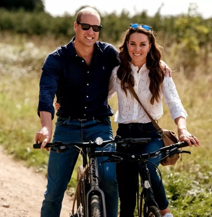 Kate Middleton și Prințul William, împreună la o plimbare pe biciclete. Sursă foto: Twitter