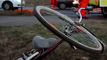 Grav accident in Arges Trei adolescenti aflati pe biciclete loviti de o masina Doi sunt in coma la spital
